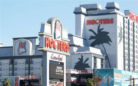 hooters las vegas oyo Is there any other place you’d rather be than at Hooters at OYO Las Vegas? After all, it’s got everything you need, including enough TVs to guarantee great sightlines