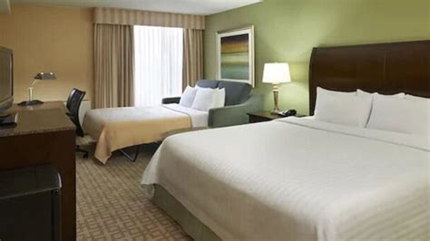 hotel carlingview toronto airport  This 3-star modern property recently had a makeover offering 112 guest rooms with either a king size bed or