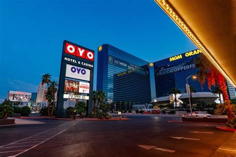 hotel el oyo las vegas  It provides 657 rooms across 19 floors and a 35,000 square-foot casino