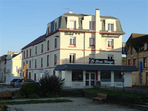 hotel le beau rivage luc sur mer  Business guests enjoy the breakfast