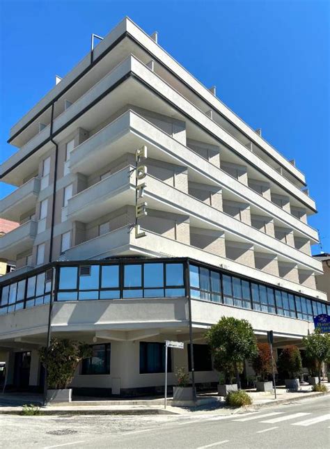 hotel porto san giorgio  It features sea-view rooms and an outdoor pool