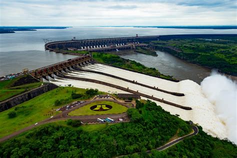 hotel proximo a usina hidrelétrica de itaipu  Na época de sua construção, muitas cidades brasileiras careciam de energia e a usina resolveria o problema