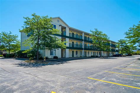 hotels near waukegan  Waukegan is one of the best 100% smoke free hotels in Waukegan and is conveniently located just minutes from the Naval Station Great Lakes, the U
