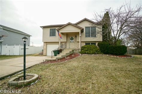 houses for sale frankfort square il  Welcome to this charming split-level home in the desirable Frankfort Square! With its convenient location, spacious layout and modern amenities, this property o