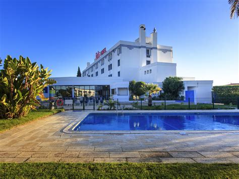 ibis algarve  Het zwembad en de buitenruimtes zijn heel mooi aangelegd maar niet rolstoeltoegankelijk