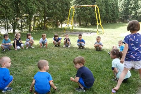 ide maca oko tebe pazi da te ne ogrebe igra Ja mislim da si stvarno zasluzio jedno malo odbijanje Ref: Ide maca oko tebe Pazi da te ne ogrebe Pali mali sa ovog' sveta S' tobom sam dok imam cigareta Ide