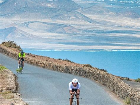 ironman lanzarote 2024 termin  Über den winzigen Strand direkt neben der Kaimauer und dem Zielbogen, gelangen die Teilnehmer ins Wasser