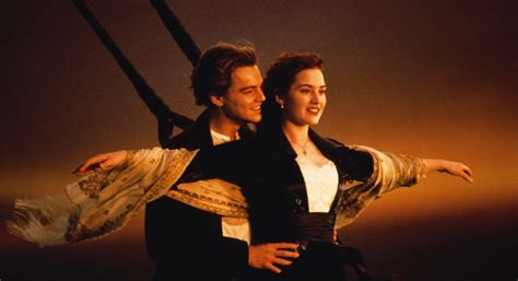 jack do titanic existiu  He dies at the end of the film from hypothermia, protecting Rose by having her float on a doorframe while he stays in the water; he was only twenty years old