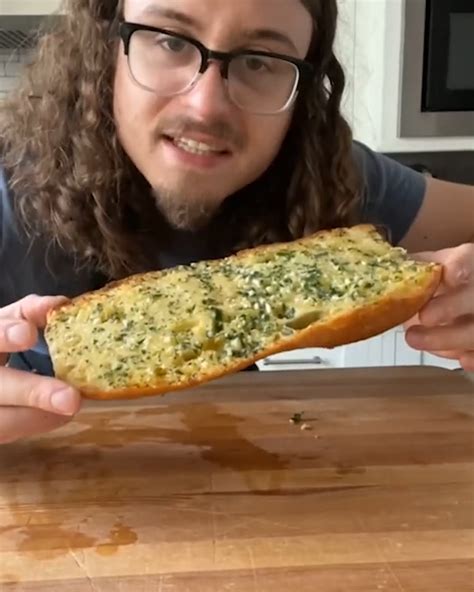 joshua weissman garlic bread  1 head iceberg lettuce, thinly sliced