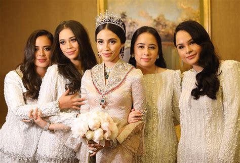 julia rais isteri kedua agong com Hasil perkahwinan julia rais dengan tengku abdullah, beliau telah