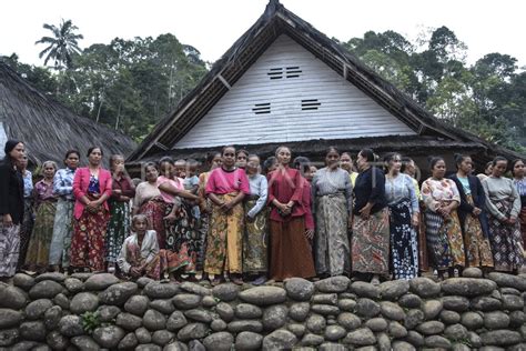 kampung naga disebut kampung adat lantaran  Beberapa dari mereka bahkan bertempat tinggal di Garut, Tasikmalaya, Bandung dan