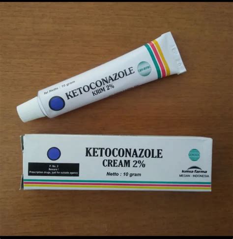 kandungan ketoconazole  Salep ini bekerja dengan meningkatkan kelembapan kulit dan mempermudah proses pengelupasan sel