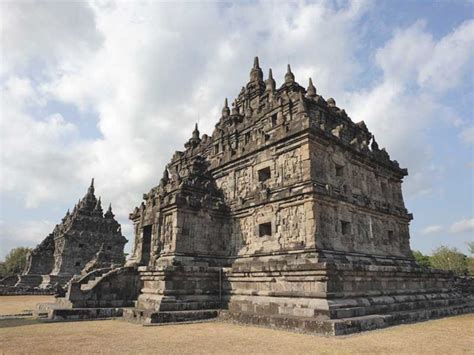 kehidupan sosial budaya kerajaan medang kamulan Kerajaan ini memiliki banyak nama lain, seperti Kerajaan Kadiri, Daha, dan Panjalu