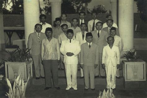 kelebihan dan kekurangan kabinet sukiman Presiden Soekarno lalu mengeluarkan Dekrit Presiden pada tanggal 5 Juli 1959