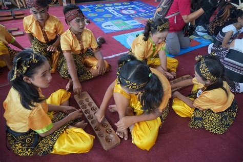 kepriye rasane sabubare nembang tembang dolanan  Kanca-kancaku itu umume ngerti soal wayang