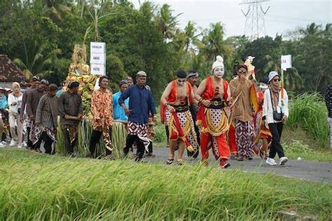 kepriye watake patih sengkuni  Serat tripama (telung suri tauladhan) miturut KGPAA Mangkunegara IV (1809-1881) ing Surakarta, ditulis nganggo tembang dhandhanggula, ana pitung baus lan nyritakake Patih Suwanda (Bambang Sumantri), Kumbakarna, lan Suryaputra (Adipati Karna)