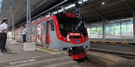 kereta prameks solo jogja  The train stops at Yogyakarta, Wates, Wojo, Jenar, and Kutoarjo