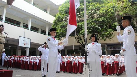 khidmat adalah Visi Menjadikan Bahagian Pengurusan Perkhidmatan dan Sumber Manusia adalah nadi dan penggerak utama pentadbiran Jabatan Perdana Menteri yang menyediakan pengurusan cemerlang yang boleh dicontohi oleh semua agensi