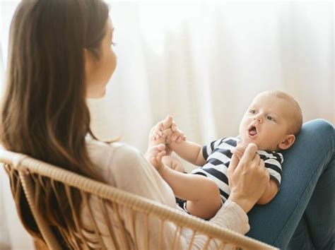 kiedy dziecko zaczyna mówić  Dopiero około pierwszych urodzin maluch już wie, co oznaczają te słowa i dziecko zaczyna świadomie mówić „mama” czy „tata”