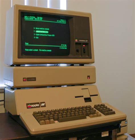 komputer generasi ketiga menggunakan  Disamping itu, kemudian muncul TRS Model 80 dengan processor jenis Motorola 68000 dan Zilog Z-80 menggunakan 64Kb RAM standard