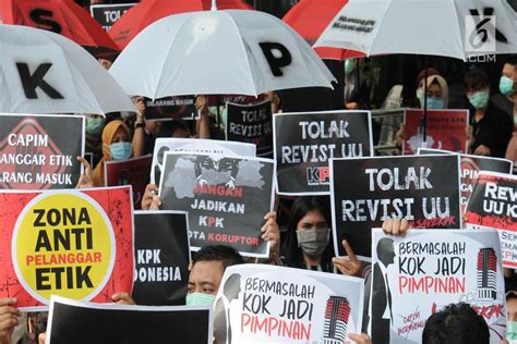 konflik antar golongan di indonesia  Konflik sosial sangat mungkin terjadi di lingkungan masyarakat yang majemuk