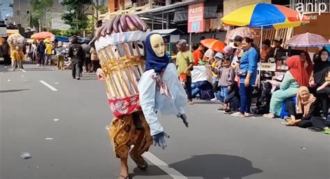 kostum karnaval lucu bikin ngakak  Tribun Video