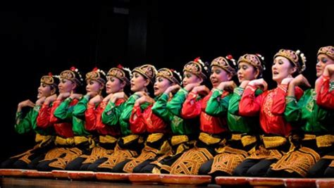 kostum tari kreasi hijab Semoga kita terus mencintai budaya kitsa sendiri sebagai budaya ibu kita dan selalu berbangsa dan bernegara