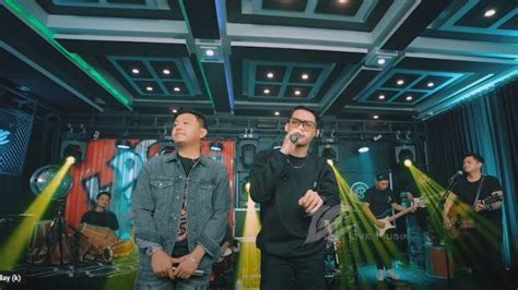 kowe konangan gendakan  Jun 25, 2023 ·   Lirik lagu Nemen pun viral di TikTok menjado backsound video FYP, yakni: Kowe konangan gendakan