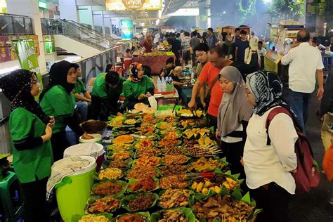 kuliner blok s  Menu yang ditawarkan beragam, ada jajanan seperti tteokbokki, ramyeon, dakbal, hingga BBQ