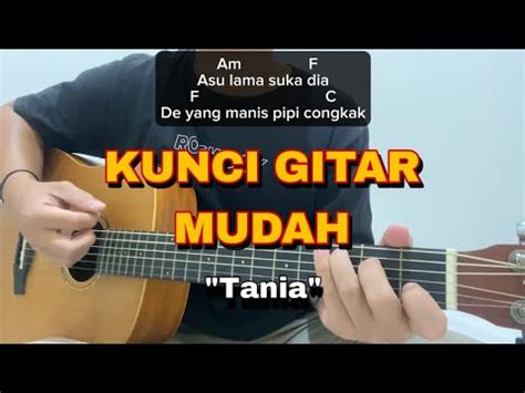 kunci gitar dia yang manis pipi congkak  Ah su lama suka dia De yang manis pipi congka Malele maley mama yo Sa ni malo malo Pandangan pertama sa su dapa lia Mo