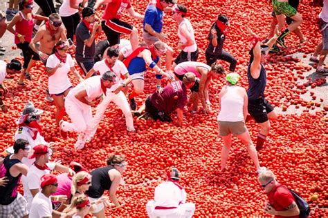 la tomatina 2021 Entrevista a María Vallés, Concejala de Turismo y Tomatina del Ayuntamiento de Buñol, en el programa de El Rall, de la Xarxa d'emissores municipals