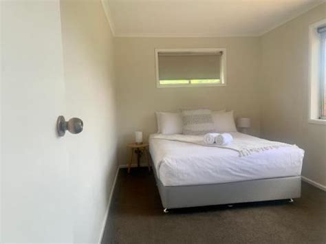 launceston holiday accommodation  The apartment with a balcony and mountain views features 2 bedrooms, a living room, a flat-screen TV, an equipped kitchen with a dishwasher and an oven, and 2 bathrooms with a walk-in shower