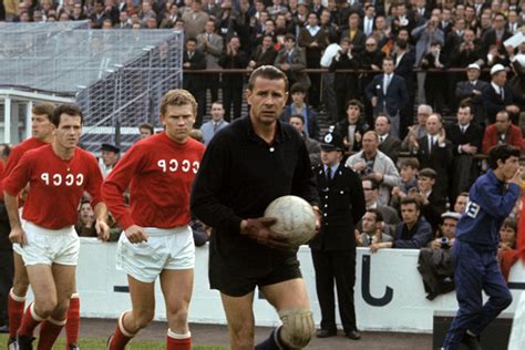 lev yashin kaç gol yedi TV - Dikenang sebagai salah satu kiper terbaik sepanjang masa, Lev Yashin bermetamorfosa dari seorang buruh pabrik, menjadi pahlawan Uni Soviet dalam dunia sepak bola