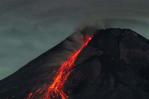 live streaming gunung merapi meletus hari ini 949 mdpl dan Doro Mantoi 1