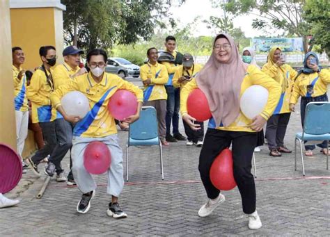 lomba jepit balon  lihat foto