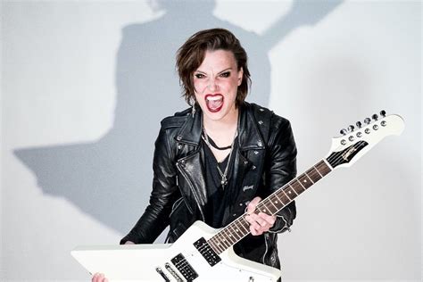 lzzy hale height Fun Facts About The Rock Star