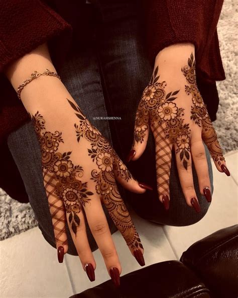 mahendi simpel  So, if you are a minimalistic bride who likes simple mehndi designs, then archive these right away! Image Source: Henna By Divya