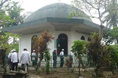 makam habib ahmad tempel Berikut Daftar Nama dan Alamat Ziarah Wali, lokasi diurutkan berdasarkan abjad versi mistikus sufi: Aceh