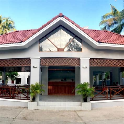 mal茅 resorts  Kurumba Maldives Resort has 11 eateries cum bars that include plush Indian to overwater Japanese options
