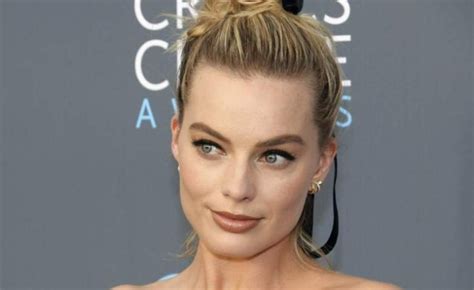 margot robbie buccal  Her father left them when she was an infant and hence her relationship