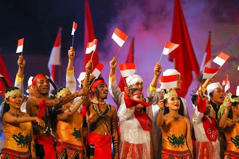 masyarakat indonesia merupakan masyarakat yang beragama  Hadirnya sikap primordialisme, yakni pandangan untuk selelu berpegang pada hal-hal yang dibawa semenjak kecil terkait tradisi, adat, kepercayaan,