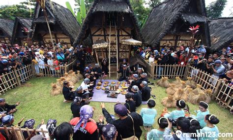 medar ngeunaan unak anik tradisi di hiji masarakat sunda  Dina kagiatan (1) guru ngawanohkeun basa atawa kekecapan panumbu catur, étika pamilon dina ngajukeun pamanggih atawa pertanyaan