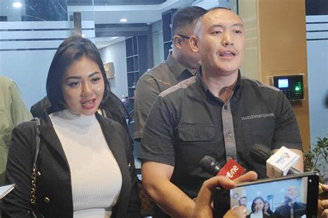 meli 3gp nude  Amelia tampak cantik dengan gaya rambut cepol dan poni samping