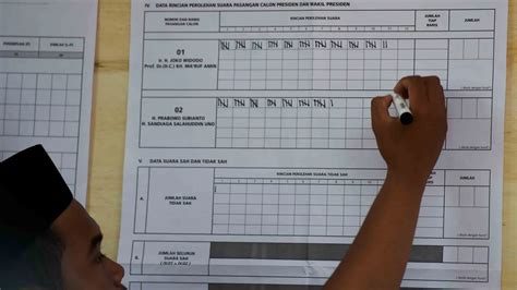 mengisi formulir  Catat nomor referensi / tiket Anda