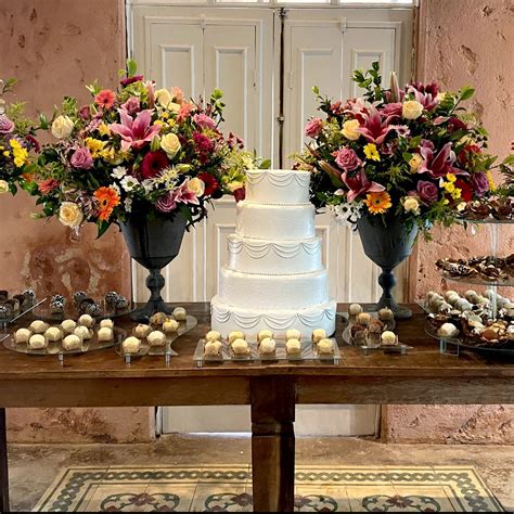 mesa do bolo casamento rústico simples 5/mar/2022 - Paleta de Cores Pastéis, móveis rústicos e muitas flores delicadas para esse casamento rústico com toque Romântico na medida