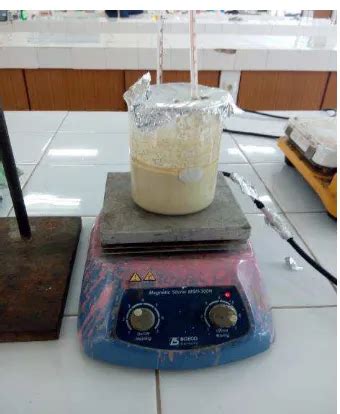 metode pembuatan salep Meskipun metode ini memakan waktu, namun akan membuat campuran homogen atau dispersi halus dari obat salep atau krim (Madinah, 2008)