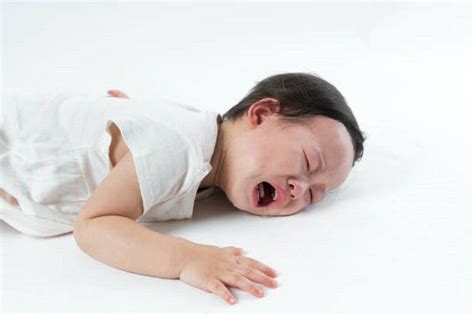 mimpi anak jatuh dari tempat tidur Apa yang harus dilakukan ketika bayi jatuh dari tempat tidur? Bayi lebih sering terjatuh dari tempat yang tinggi seperti tempat tidur atau sofa