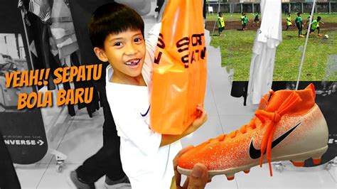 mimpi beli sepatu bekas  Perhatikan pula setiap detil dari sepatu tersebut