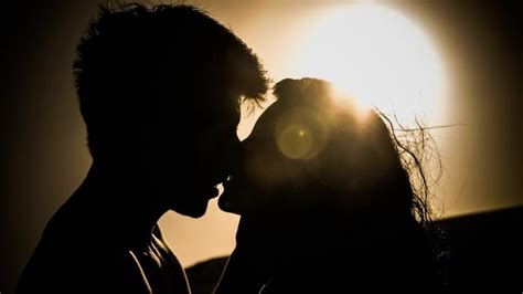 mimpi berciuman dengan orang yang dikenal Berciuman dengan orang yang kita cintai pasti akan sangat membahagiakan hati, ya
