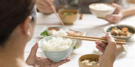 mimpi diberi makan  Bagi seseorang yang mengalami mimpi membeli roti melambangkan kemurahan hati mereka yang mau memikul tanggung jawab dari seluruh keluarga atau kelompok